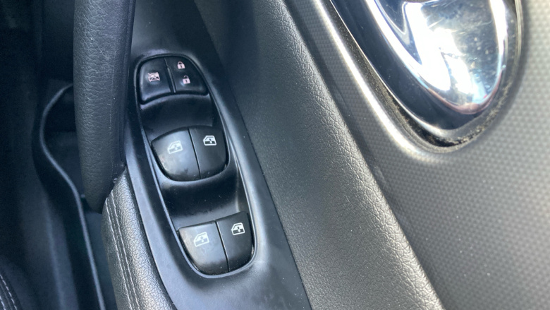 Nissan Qashqai 1.3 DiG-T N-Connecta 5dr Petrol Hatchback